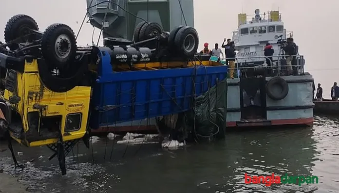 ডুবে যাওয়া ফেরি থেকে আরও একটি ট্রাক উদ্ধার 