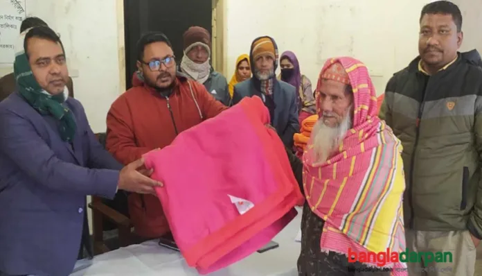 রৌমারী উপজেলা প্রশাসনের পক্ষ থেকে শীতার্তদের মাঝে শীতবস্ত্র বিতরণ