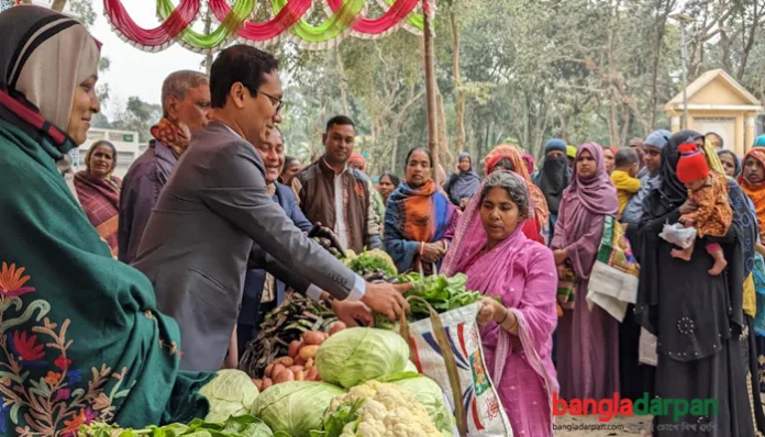 ফুলবাড়ীতে সাত টাকায় ব্যাগভর্তি সবজি বাজাড়