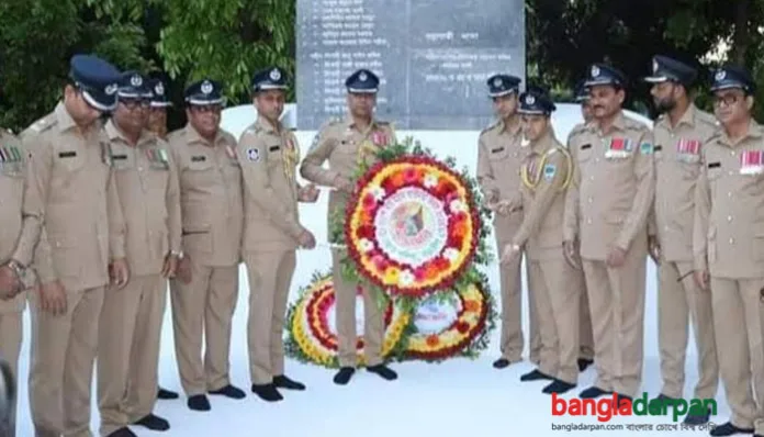 নড়াইলে মুক্তিযুদ্ধ স্মৃতিস্তম্ভ ও বঙ্গবন্ধু ম্যুরালে পুষ্পস্তবক অর্পণ করেন এসপি মেহেদী হাসান