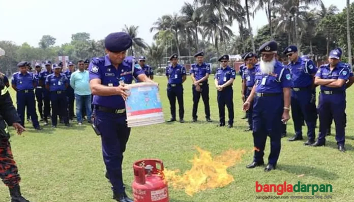 নড়াইলে ফায়ার সার্ভিস জাতীয় জরুরি সেবা ৯৯৯ এর একটি অংশ-এসপি মেহেদী হাসান