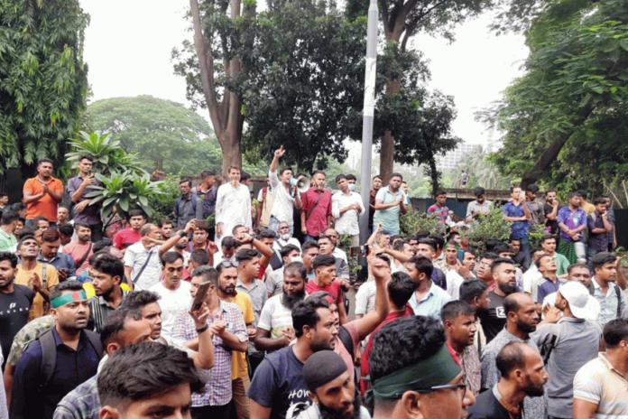 চাকরিচ্যুত পুলিশদের অবস্থান, আইজিপিসহ অবরুদ্ধ কর্মকর্তারা